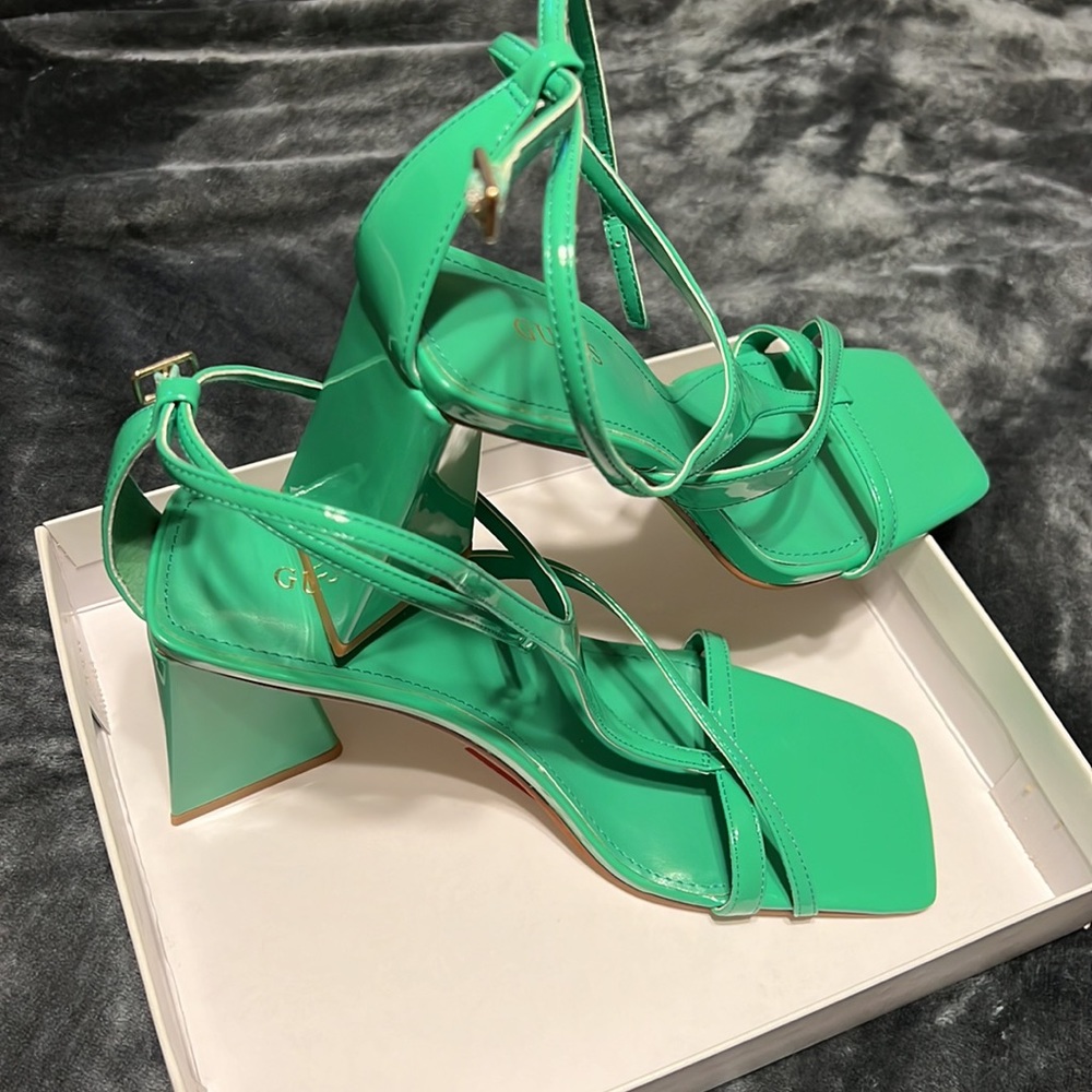 Sandals. - Picture 2 of 3